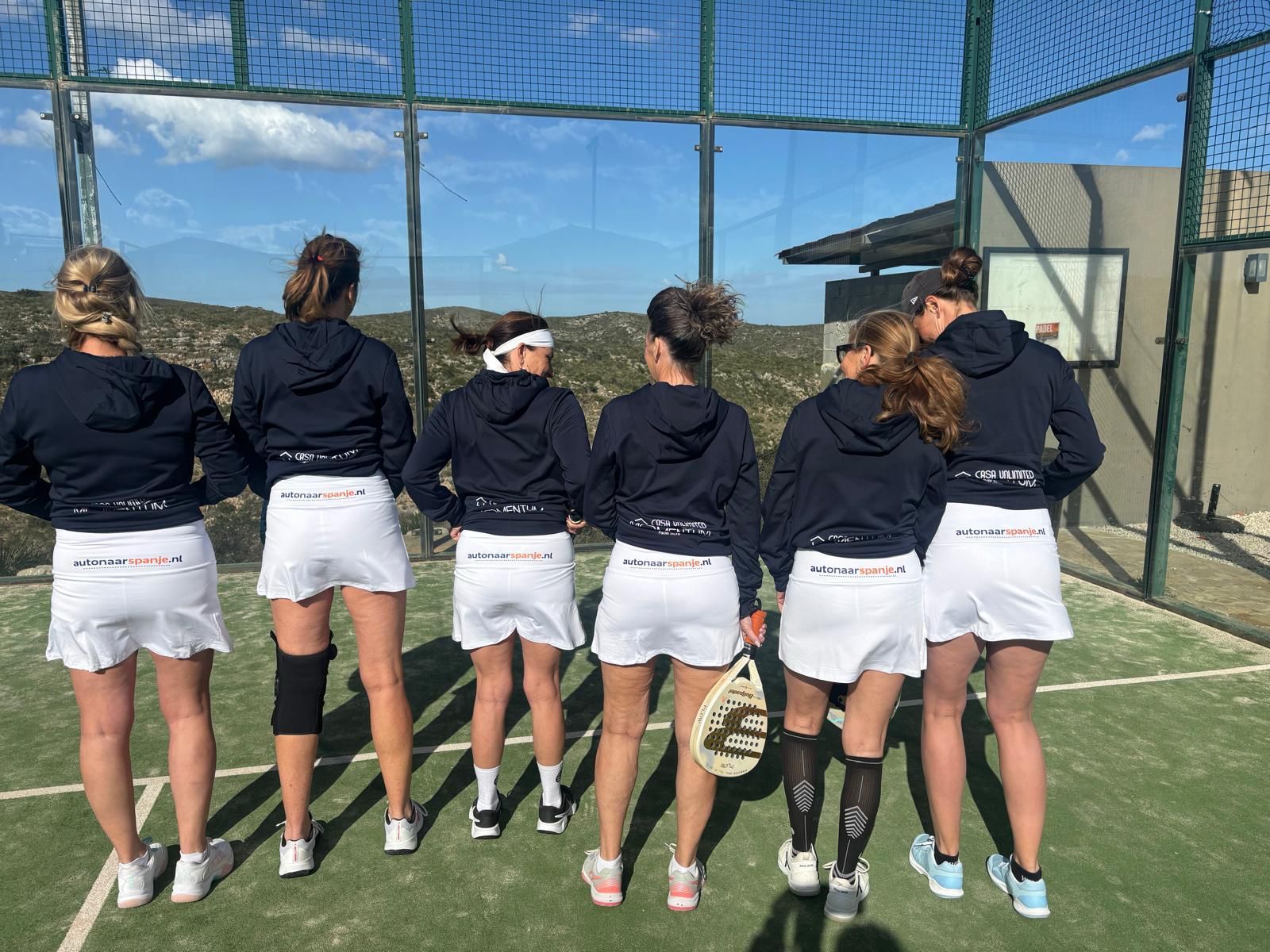 Padel Sisters team in actiekleding op een padelbaan in Spanje